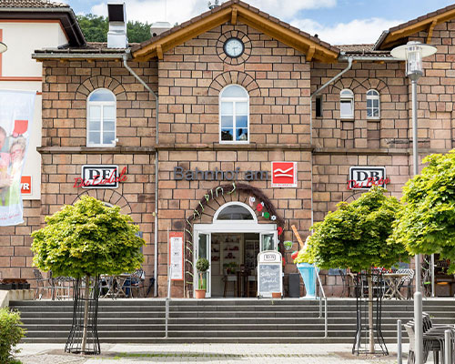 Gebäudefront des alten Bahnhofs in Lennestadt