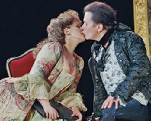 zwei kostümierte Theaterschauspieler küssen sich